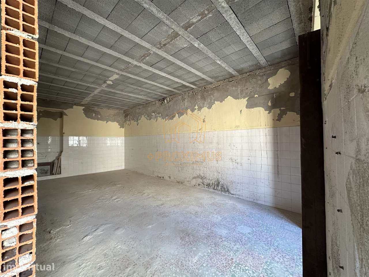 Moradia p/ restaurar c/ vista mar-12