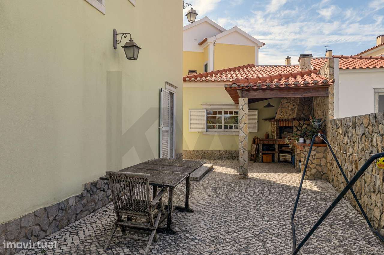Moradia T4 Independente com Jardim – A 12 min a pé da Praia e 35 min d-9