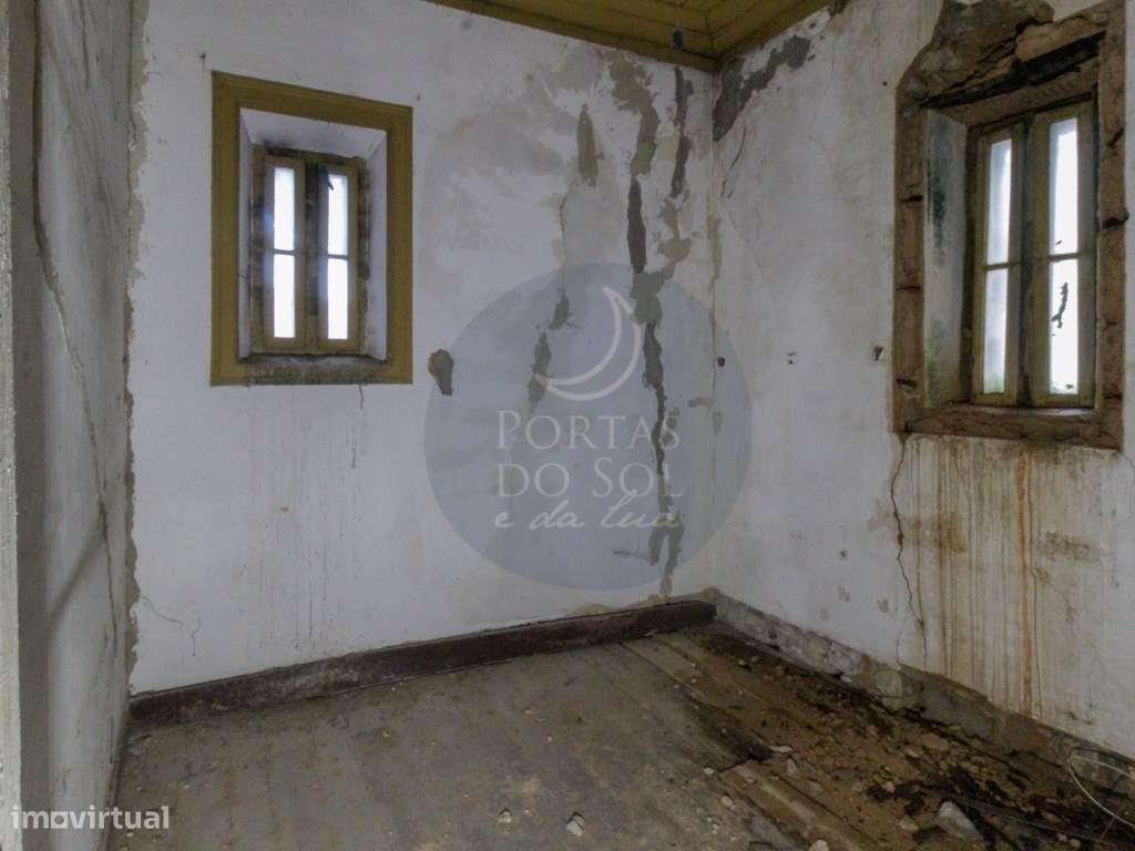 Imóvel c arquitetura histórica na rua principal do Cartaxo.-6