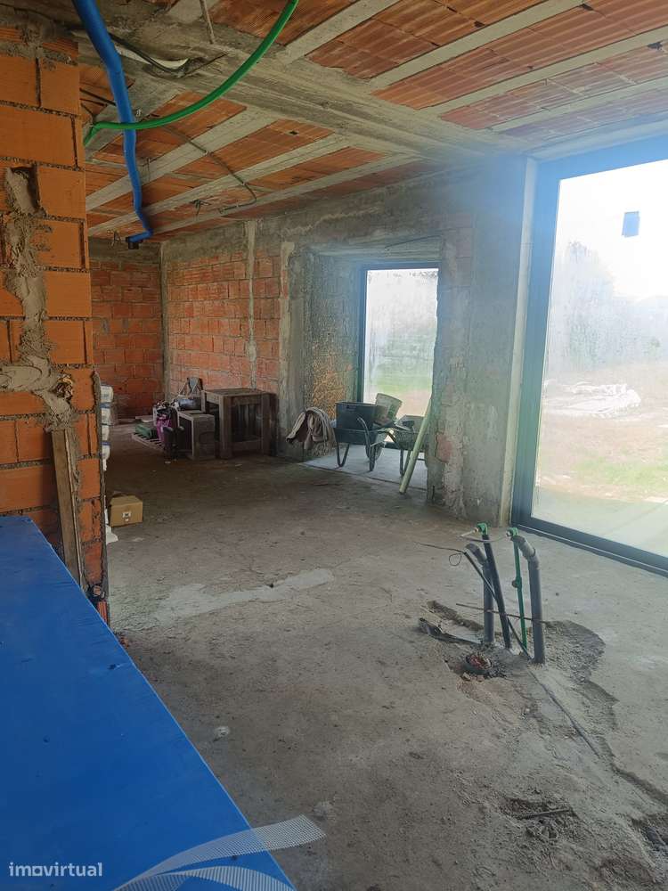 Moradia térrea isolada de 4 frentes em construção-12