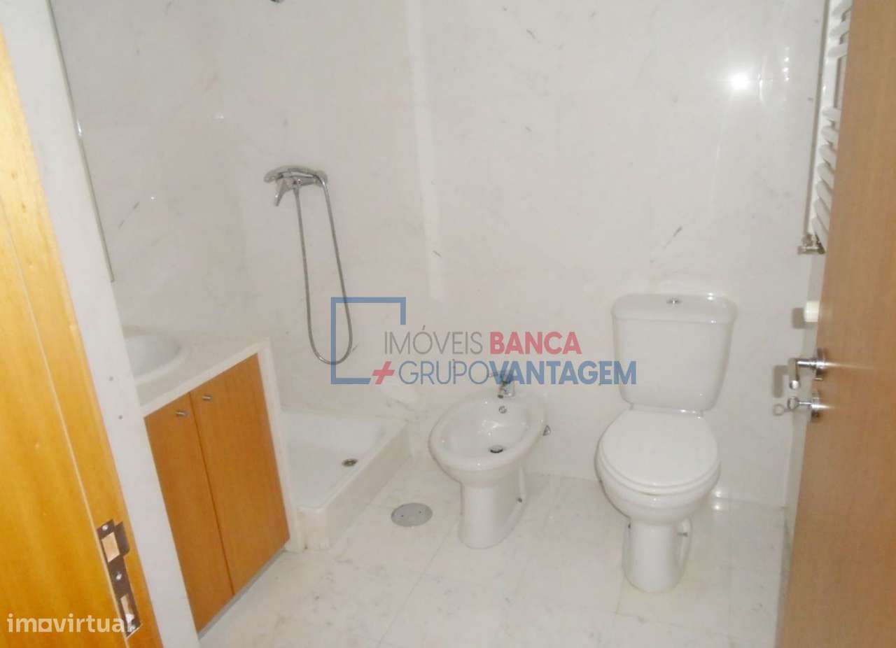 Apartamento T2 c/ Lugar de Garagem e 3 Arrecadações - Grande imagem: 5/10