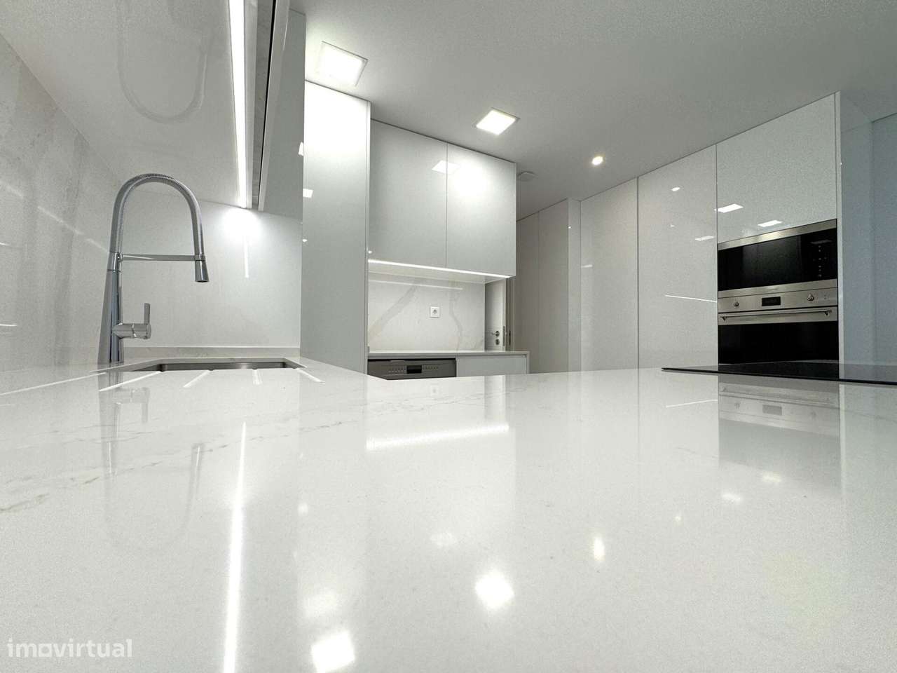 Apartamento T3 novo com estacionamento no centro de Carcavelos-12