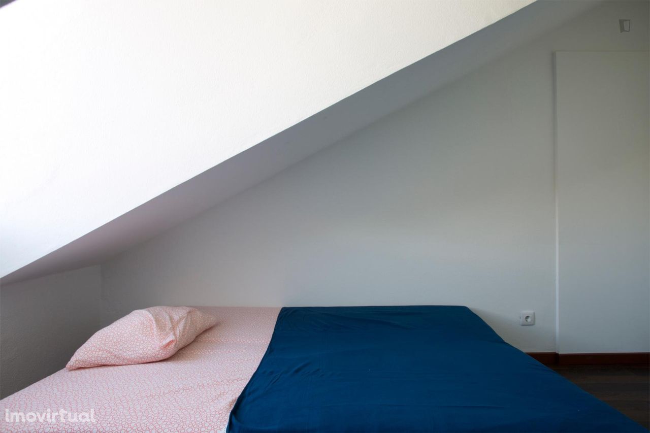 91438 - Quarto com cama de solteiro em apartamento com 6 quartos