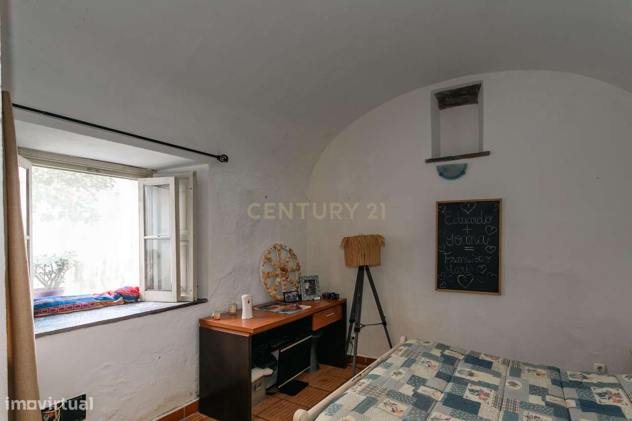 Rés-do-Chão de Moradia T4 com 4 suítes no centro de Mourão - Alentejo-3