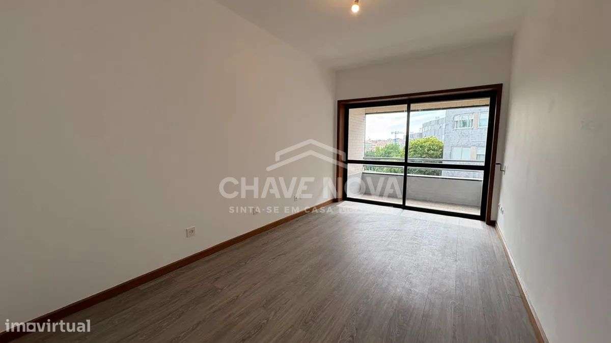 PS - Apartamento T3 Renovado, 3 Frentes, Terraço, Garagem, junto à VL8-10