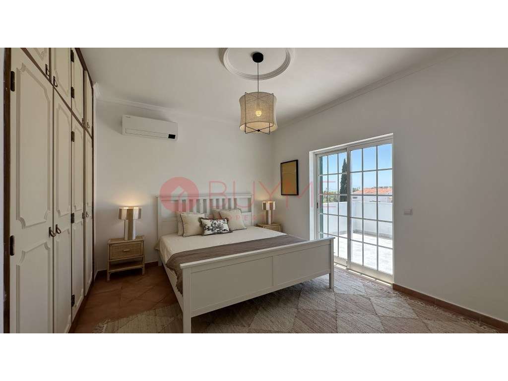 Moradia V4 Exclusiva com Piscina, Jacuzzi e Amplos Jardins em Almancil-35