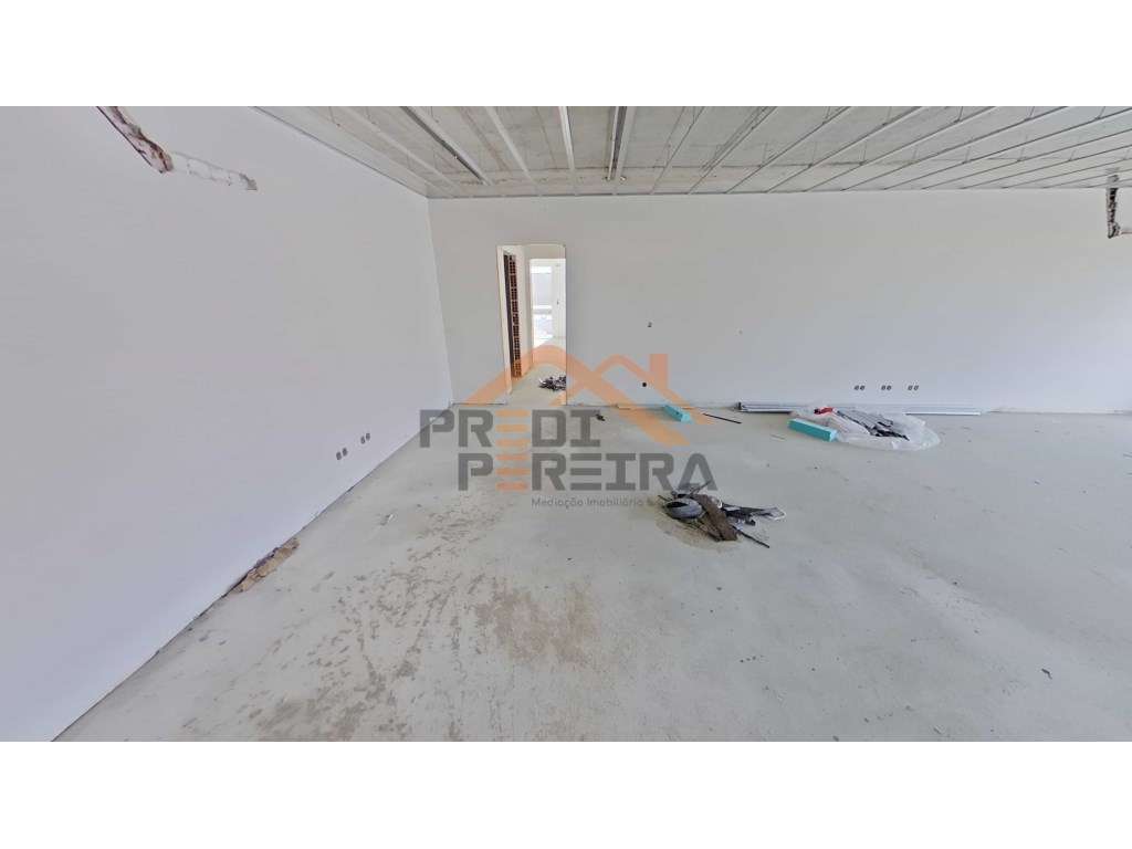 Apartamento T3, localizado em Santo António dos Cavaleiros. - Grande imagem: 5/18