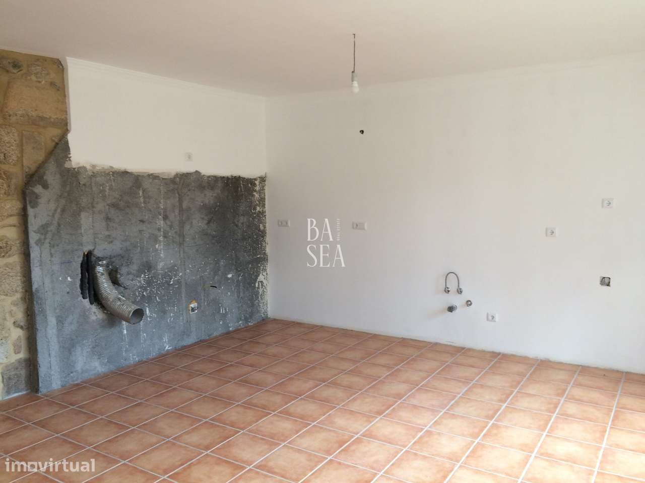 Quinta com 4 Habitações 1 Armazém e 8.900m2 de Vinha em Barbeita Monçã - Grande imagem: 5/12