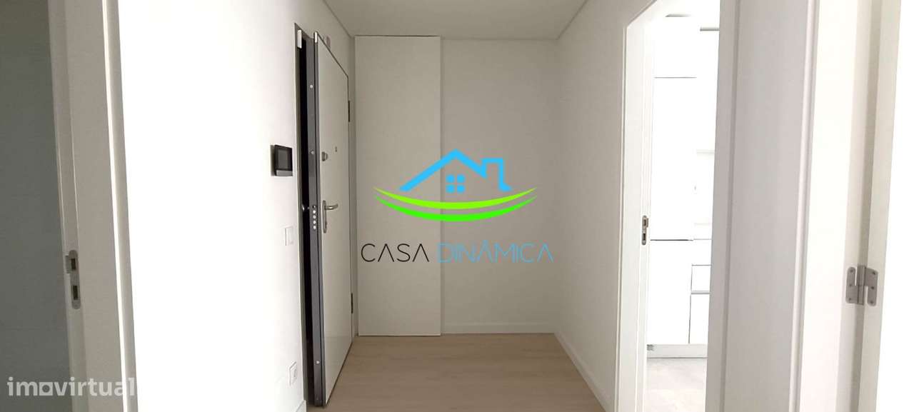 Apartamento T2 com 2 wcs, Parqueamento e Arrumo novo na marginal - Grande imagem: 4/37