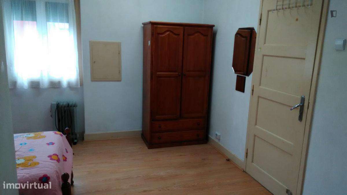 Quarto - localizado em Baixa Coimbra - Grande imagem: 4/10