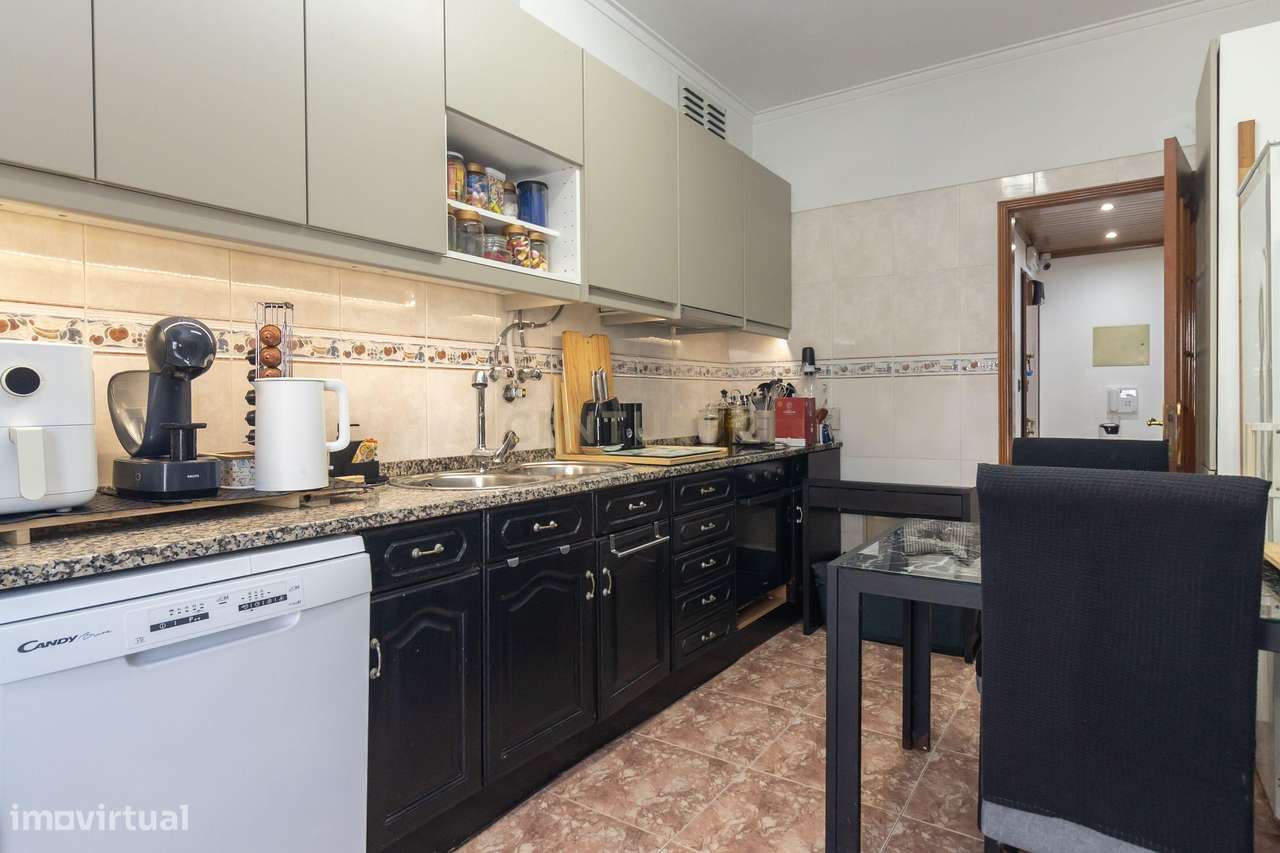 Magnifico T2, no Laranjeiro, perto do Alfeite, construção de 2002, pré-14