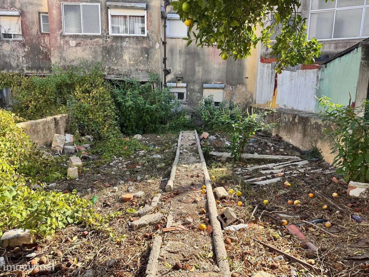 Apartamento T2 | Logradouro e Varanda | Renovar | Obras | Prédio reabi - Grande imagem: 4/29