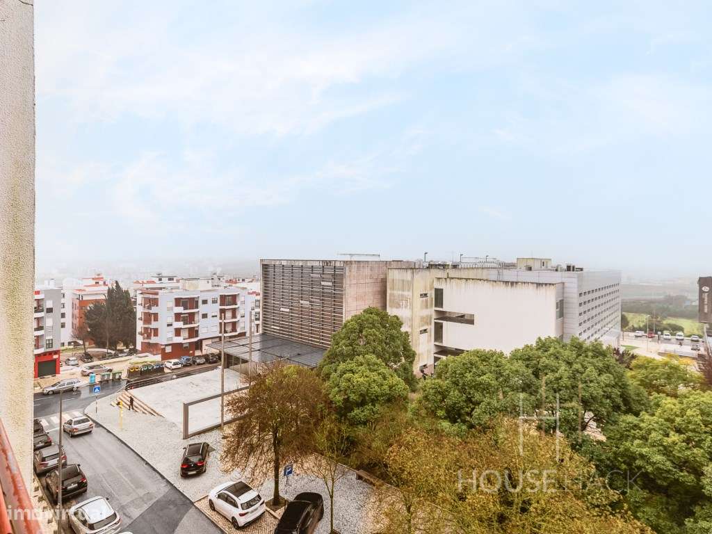 T2 Remodelado no Pragal com vista rio e duas varandas-24