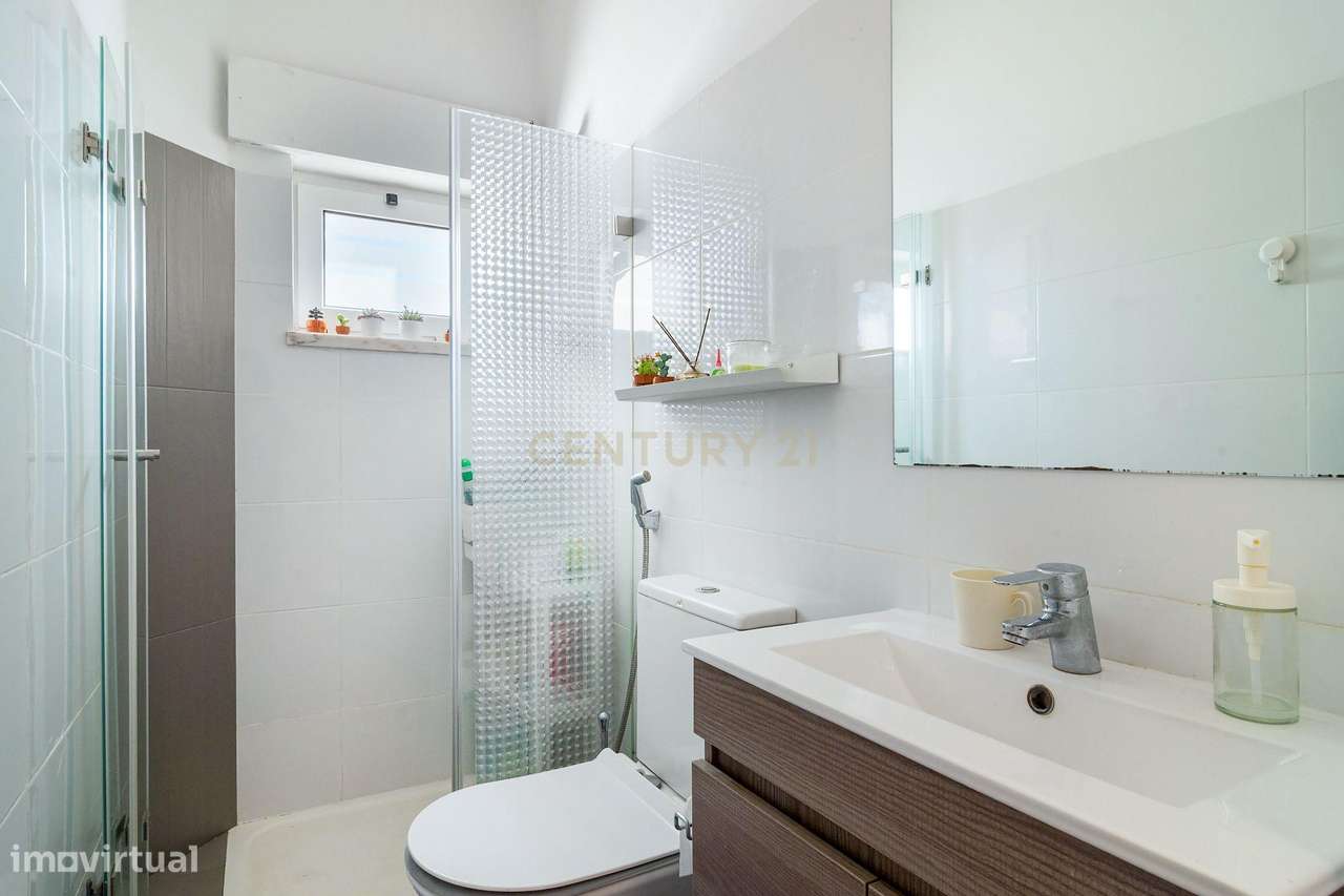 T4 Duplex Mobilado e Totalmente Remodelado | Centro do Linhó | Vista S-14