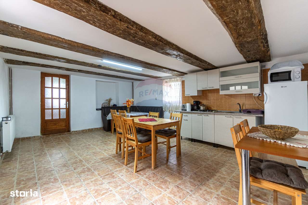 Casă / Vilă cu 7 camere de vânzare-17