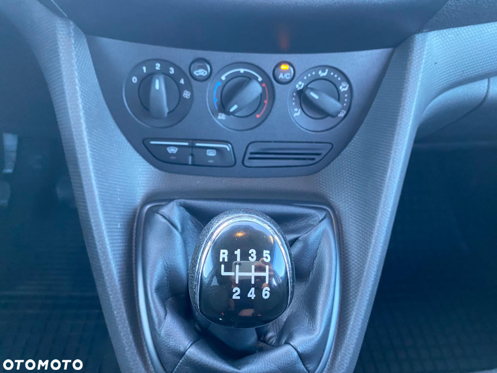 Ford Tourneo Connect 1.6 TDCi Titanium - 25
