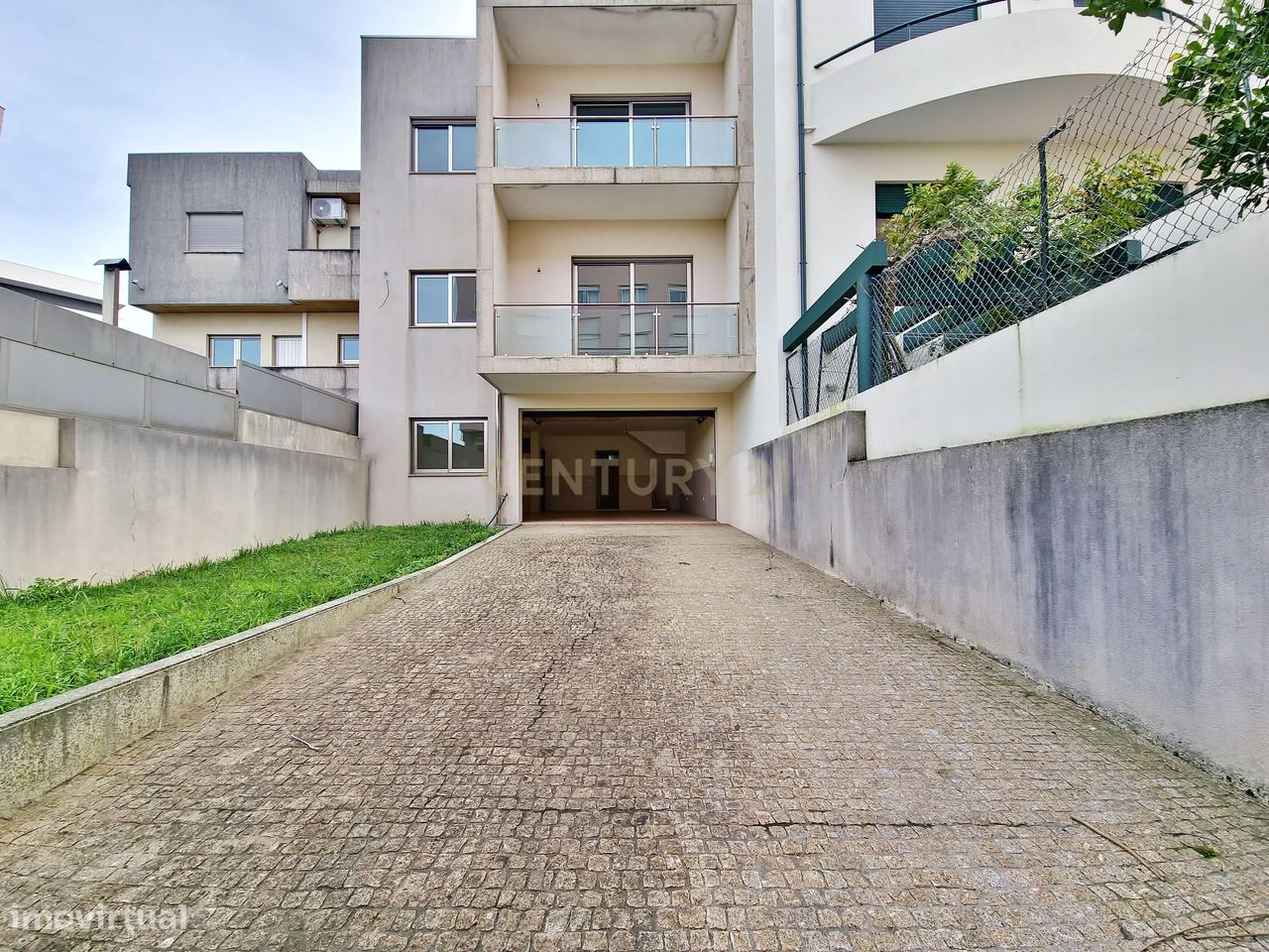 Moradia T4+1 com ótima localização em Vila Nova de Gaia - Grande imagem: 1/43