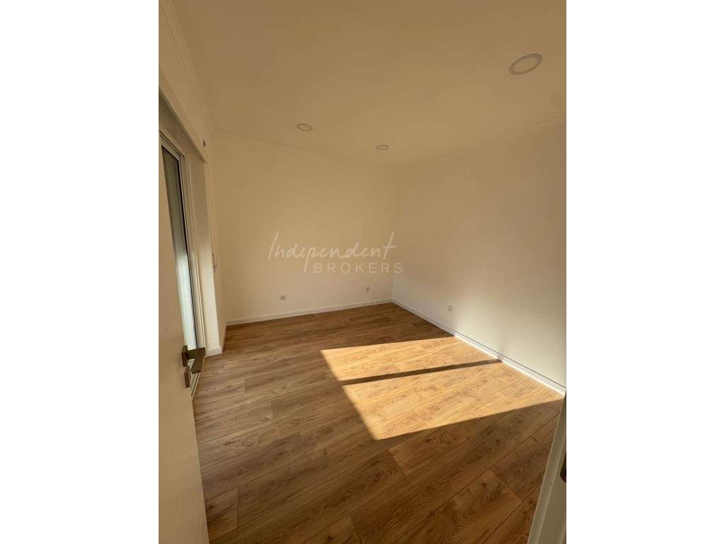 Primeiro andar de moradia, completamente renovada, T3 e a estrear - Grande imagem: 3/60