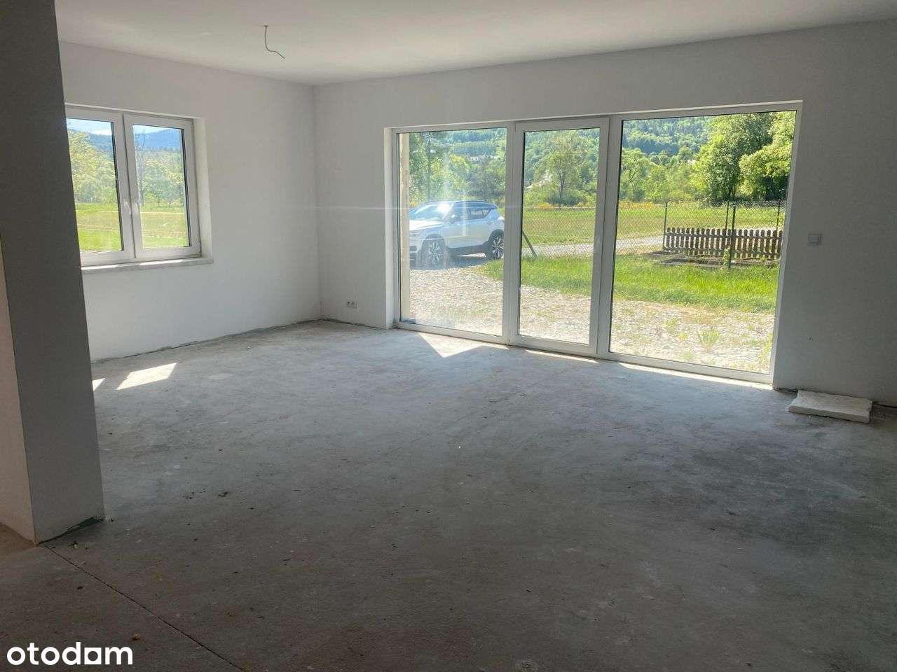 Nowy, przestronny dom w zielonej okolicy-10