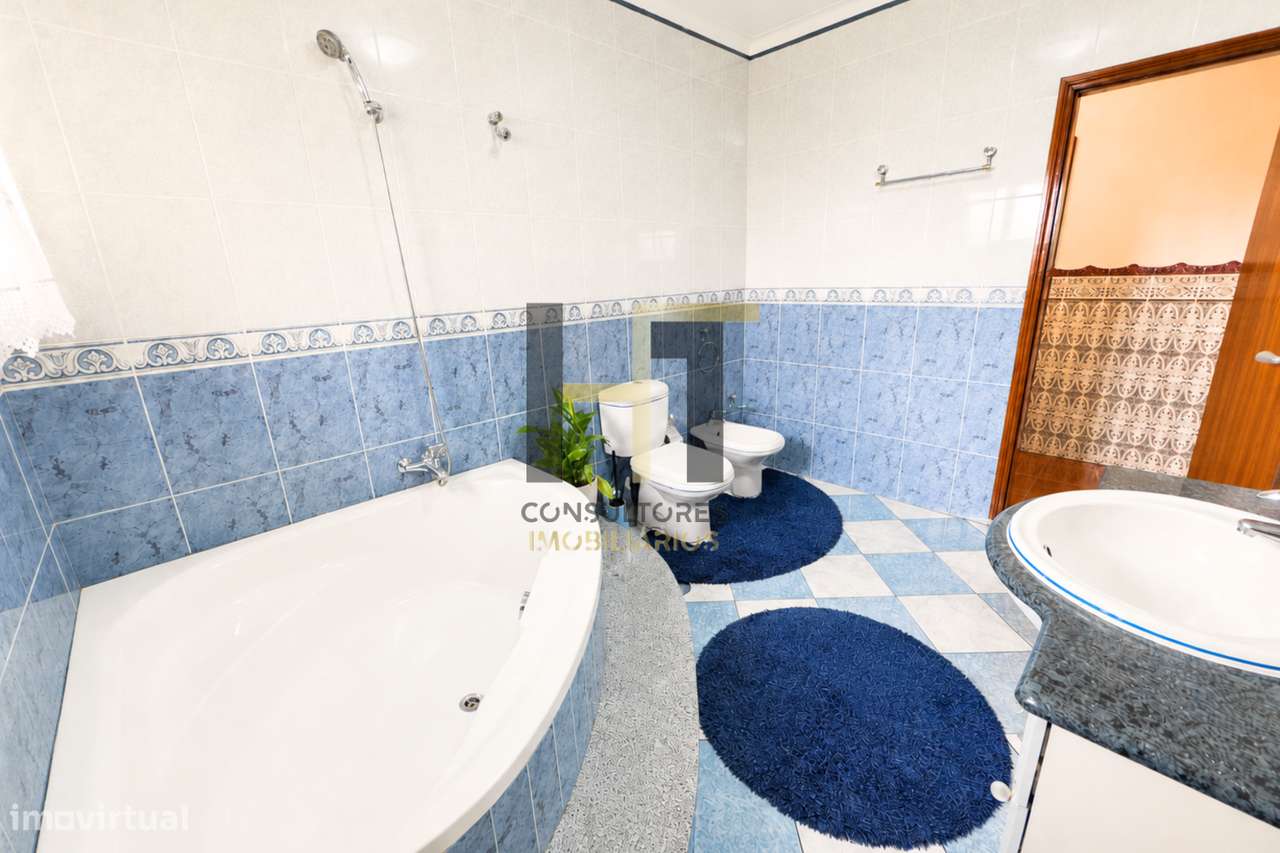 Moradia T4 em Lousada | 312m², 542m² de Terreno e Garagem para 3 Car-10