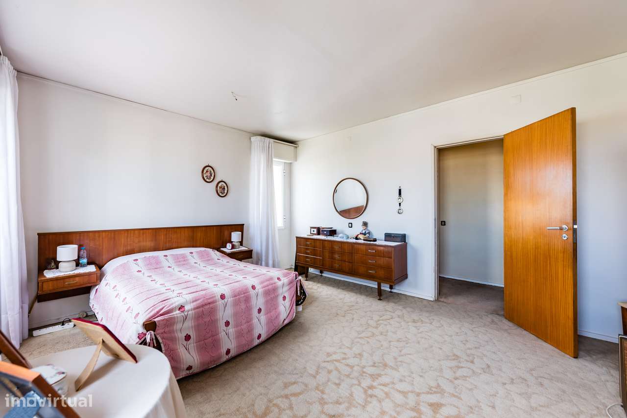 Apartamento T7 com 3 casas de banho e varandas | ou T4 + T3-10