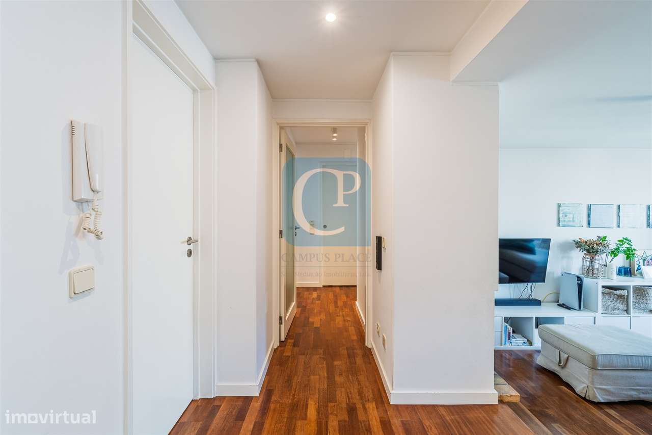 Apartamento T2 remodelado na Cooperativa dos Arquitetos em Aldoar - Grande imagem: 4/28