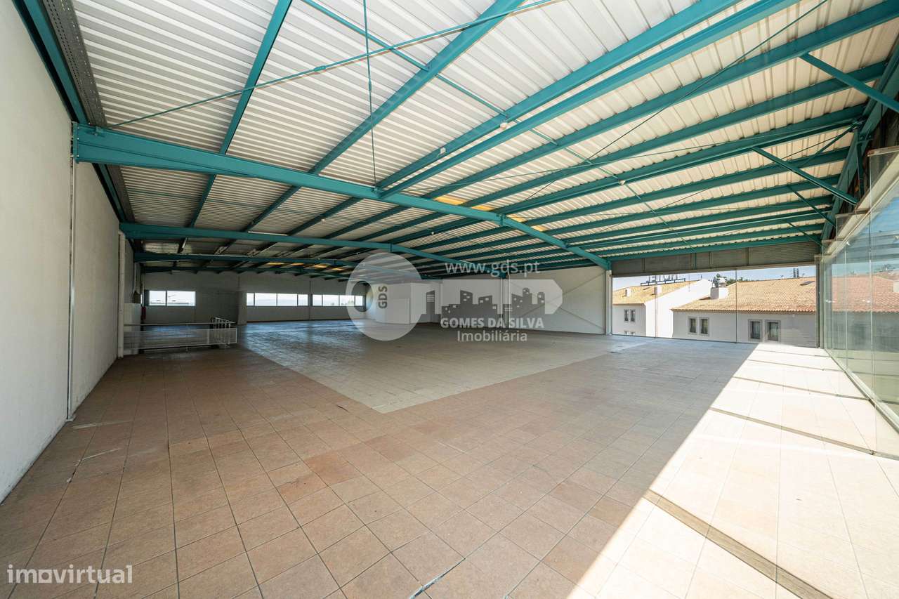 Pavilhão Comercial c/ área bruta de 1782m2 em Ferreiros-14