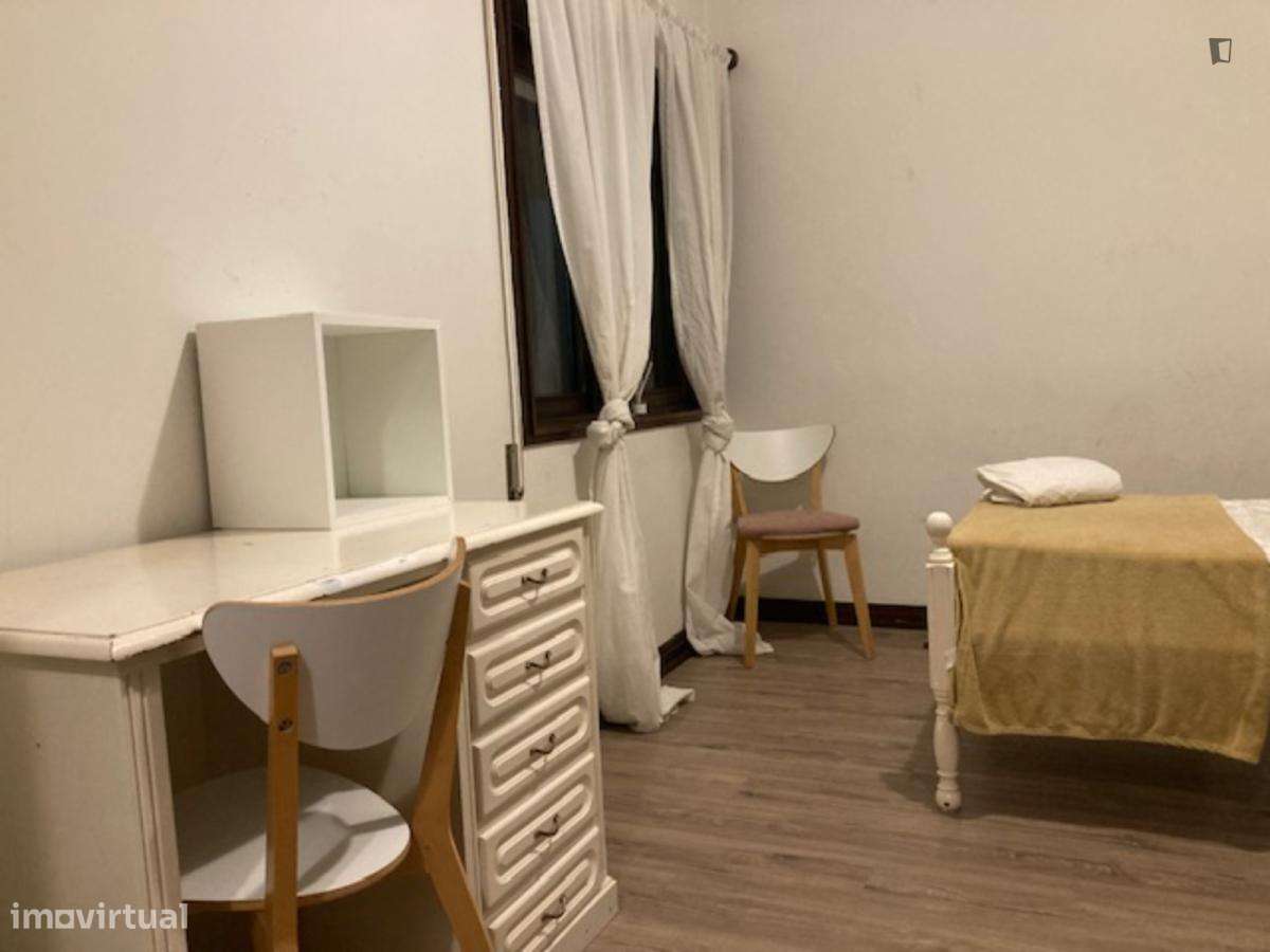 Quarto - localizado em Paranhos Porto - Grande imagem: 5/8