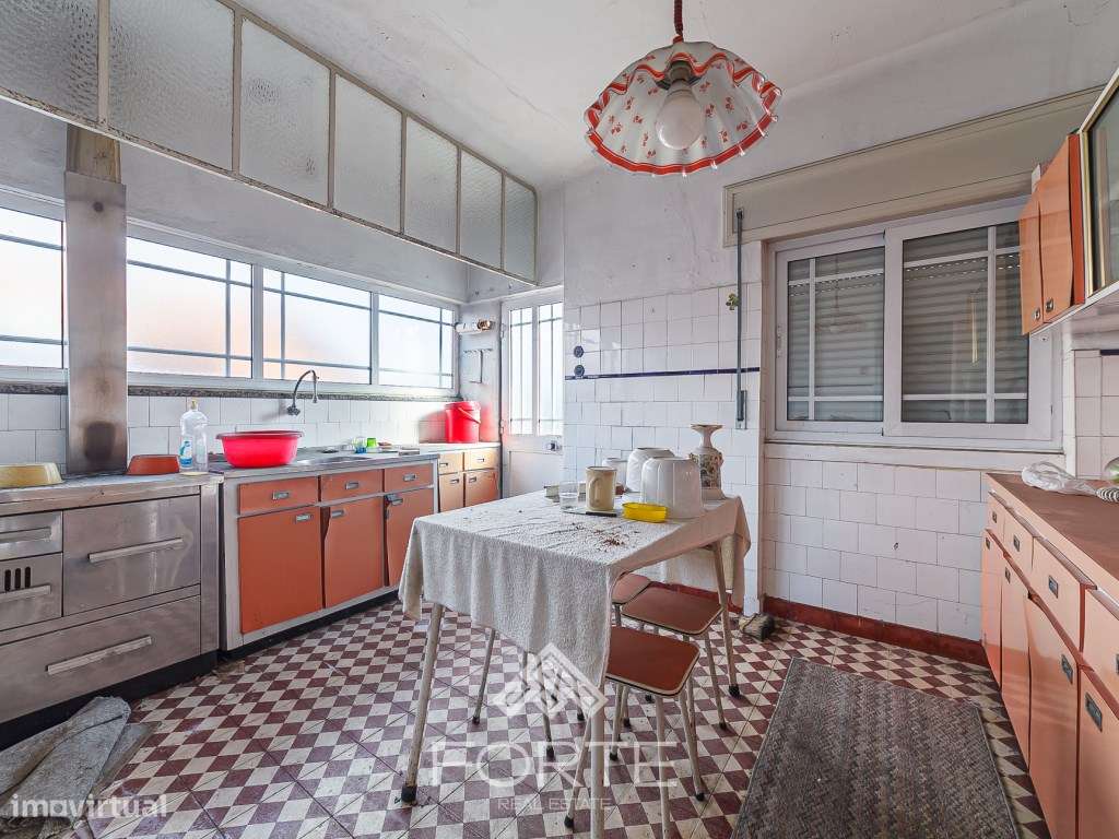 Moradia com pavilhões industriais e terreno-13