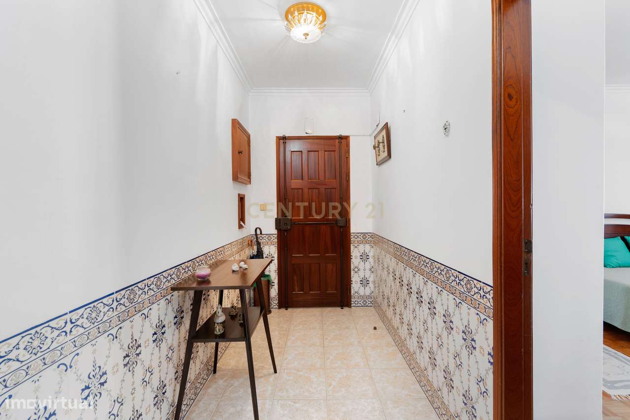 Apartamento T2 com varanda e vista desafogada-7