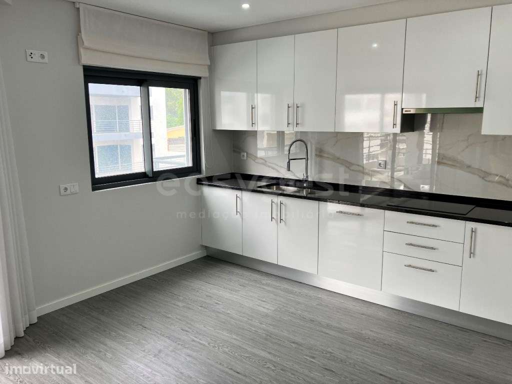 Apartamento T4 com Garagem, Piscina e 2 Varandas em Olhão - Grande imagem: 4/33