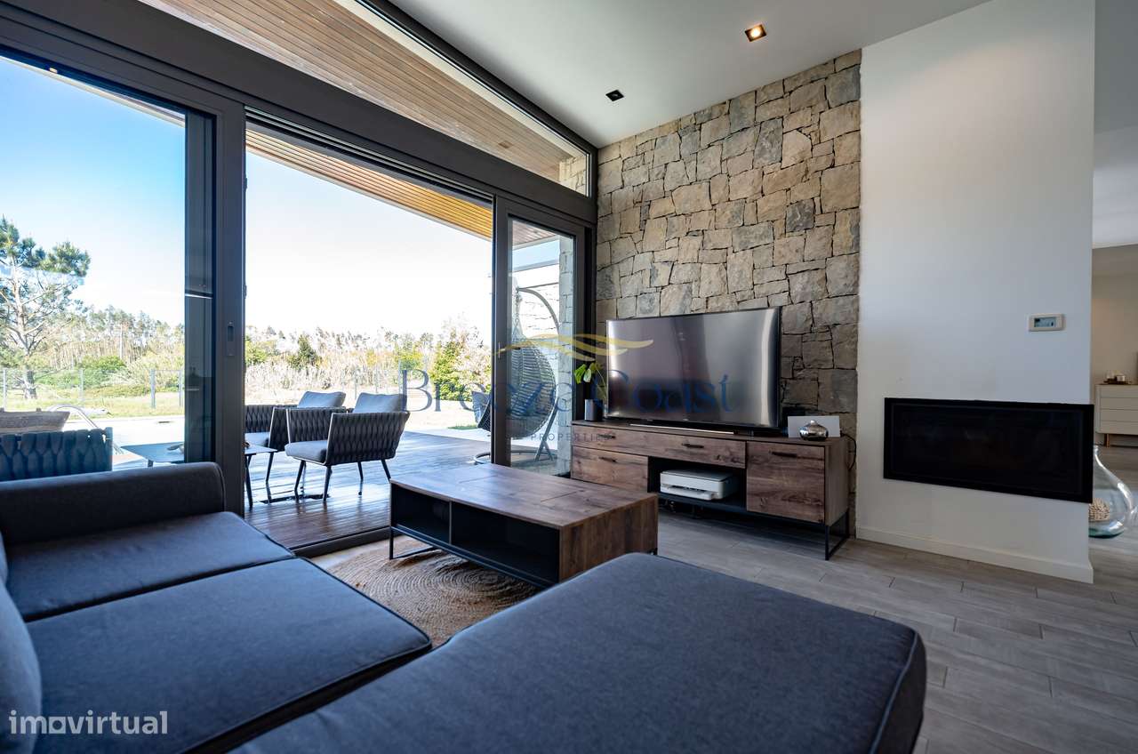 Moradia T4 Contemporânea com Piscina e Vista Desafogada-20