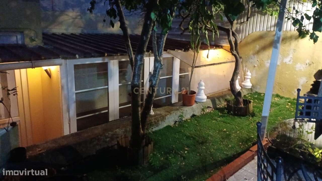 Apartamento T2+1 com Terraço no Centro de Odivelas-30