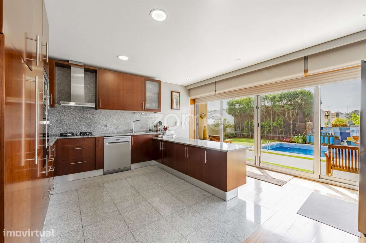 Moradia T5 Com Piscina 4 Suites E Garagem Para 4 Carros Em Esposende