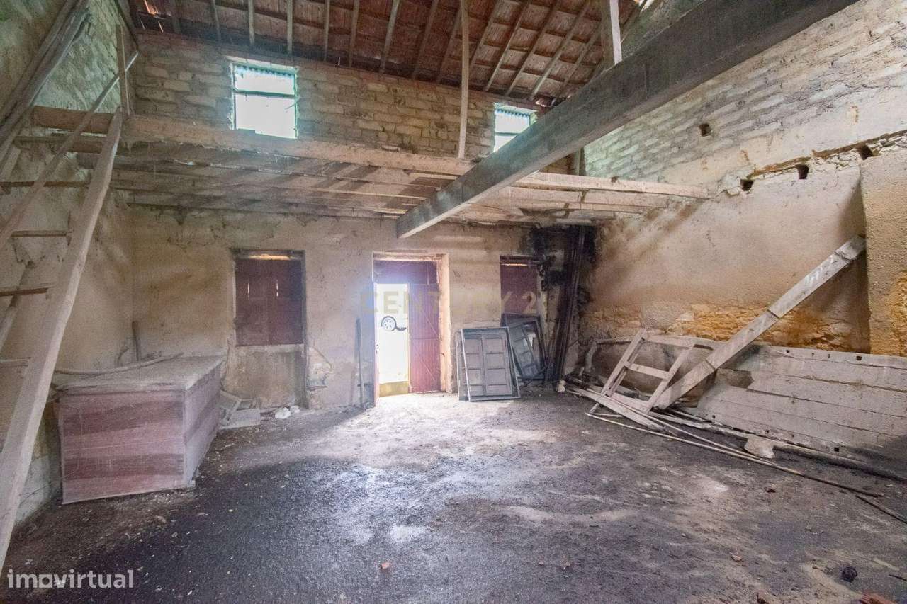 Moradia para remodelar em Pedreira de Vilarinho (Vilarinho do Bairro - - Grande imagem: 4/9