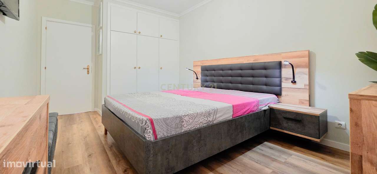 Apartamento T2 Renovado em Santo António-6