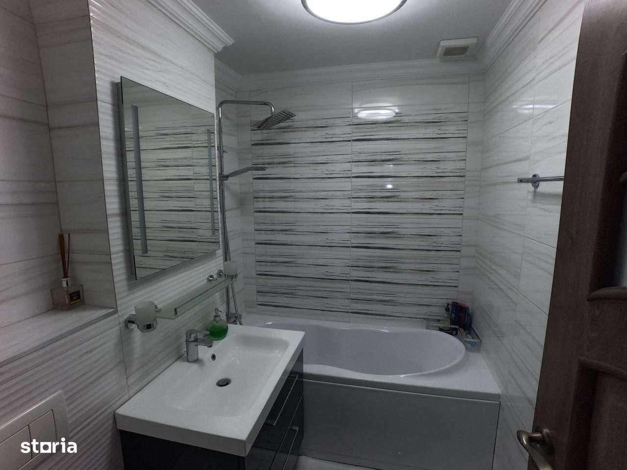 Apartament 3 camere decomandat - Imagine principală: 4/10