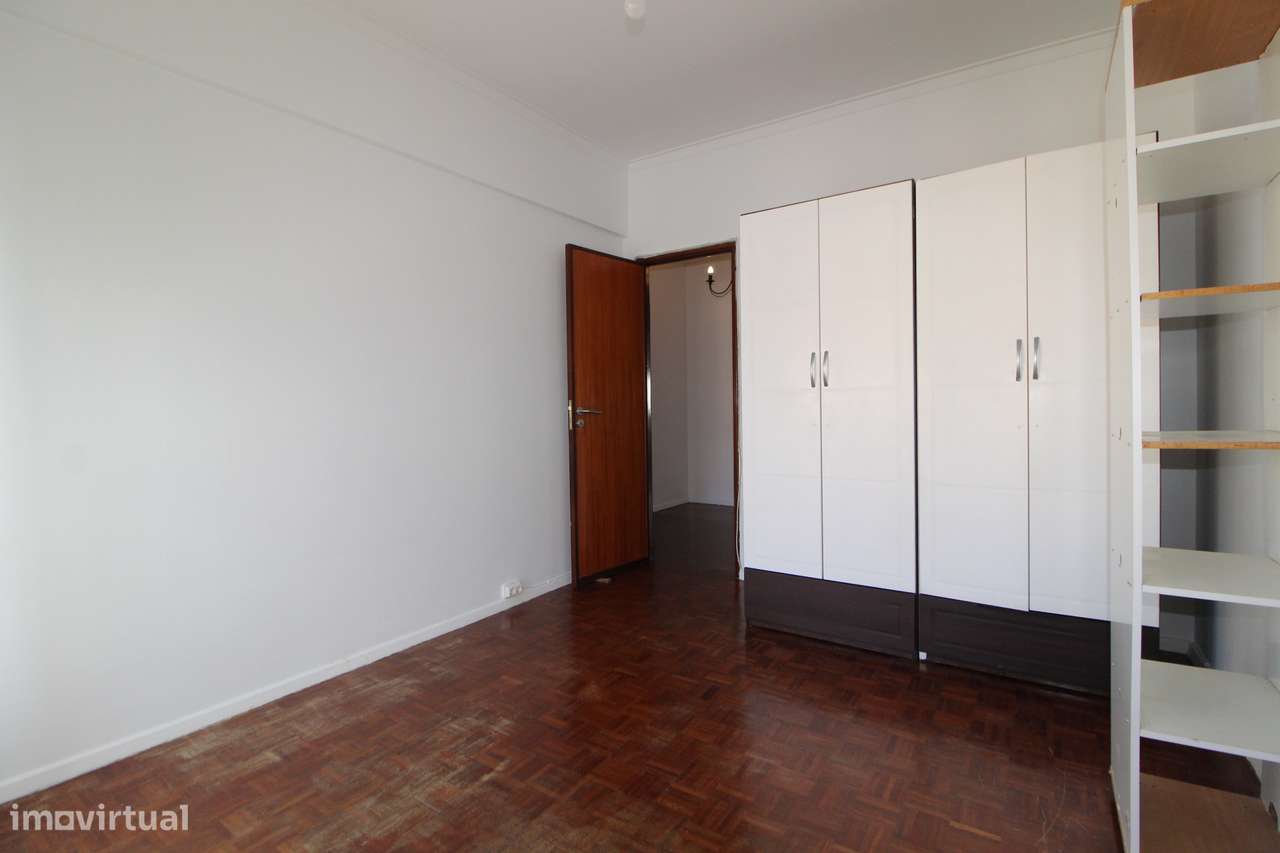 Apartamento T2 com varandas e ótima exposição solar-5