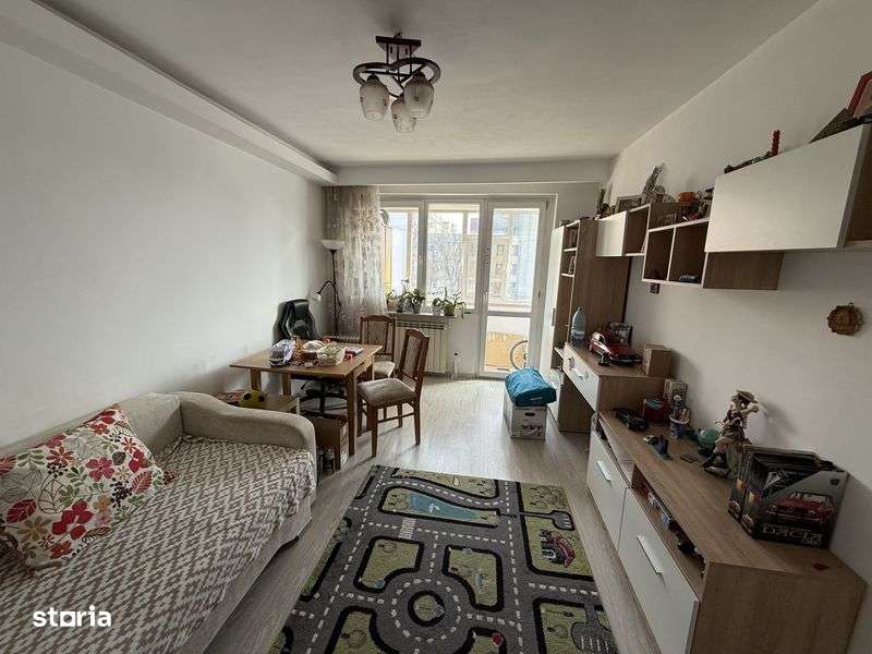 Apartament 3 camere,decomandat,renovat total,tamplarie,instalatii,parchet,gresie,faianta,balcon 10 m etaj 3 din 10,mobilat complet,bloc reabilitat,magazine la parter,scoala la 3 min,statii de autobuz-tramvai 3 min
