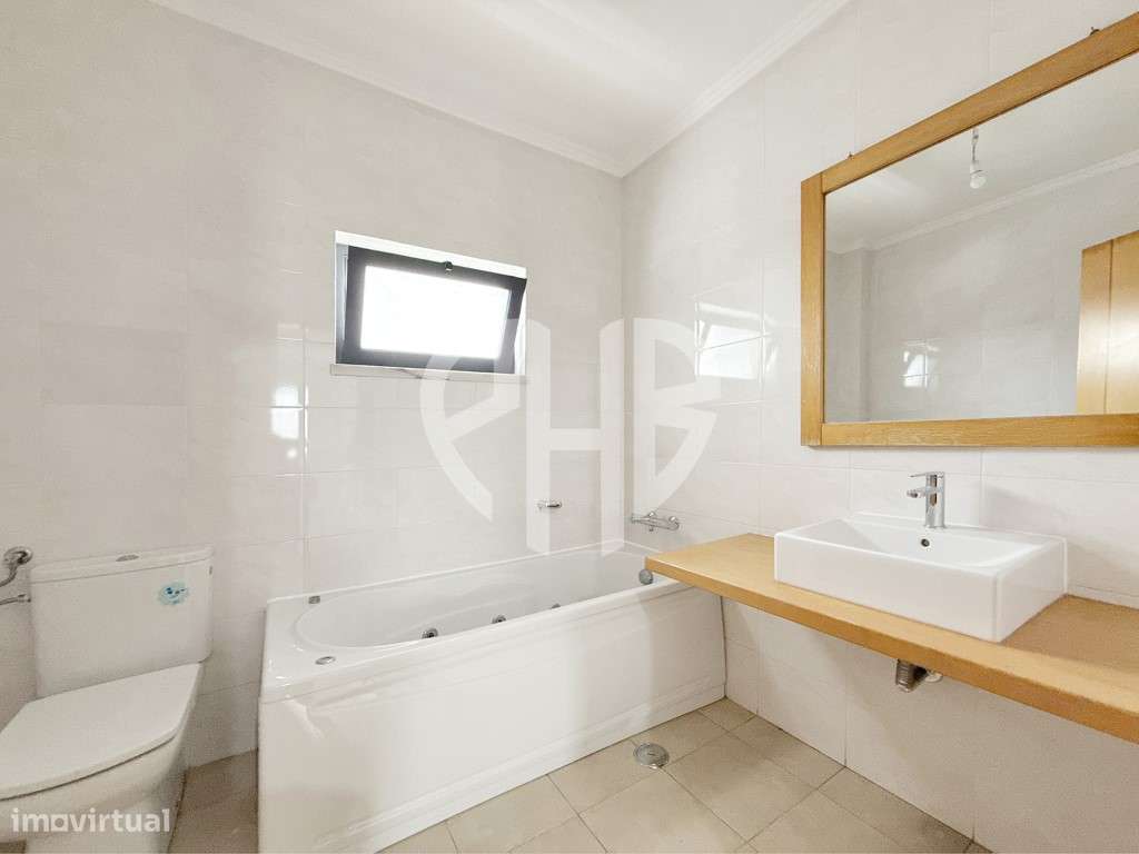 Exclusiva Moradia T5 de Arquitetura Contemporânea em Almada - Feijó-44