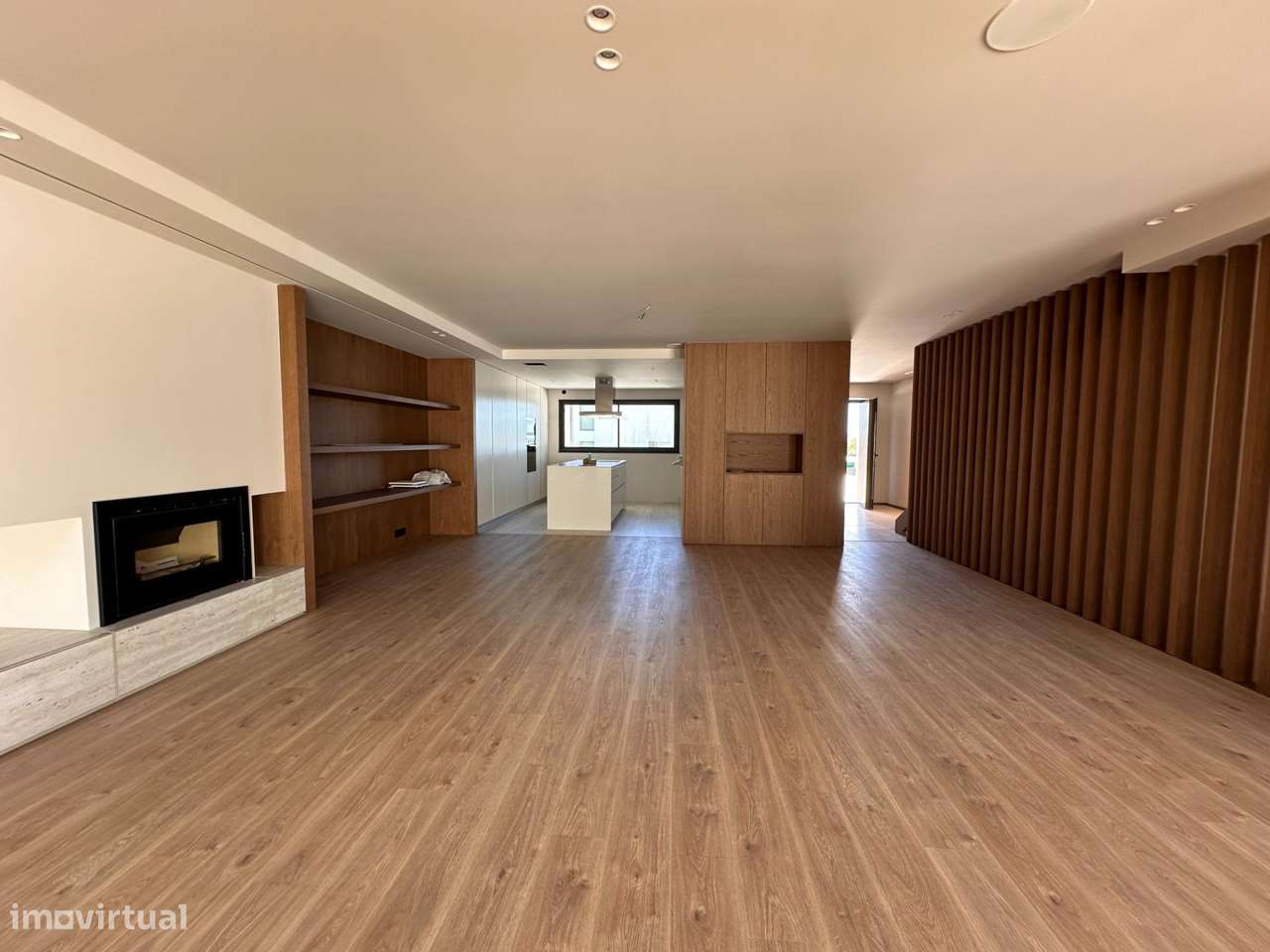 Moradia de Gaveto com dois pisos e garagem lateral-36