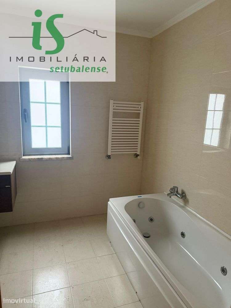 MORADIA T4 NA SOBREDA COM GARAGEM ISOLADA E TERRENO EM GAVETO.-21