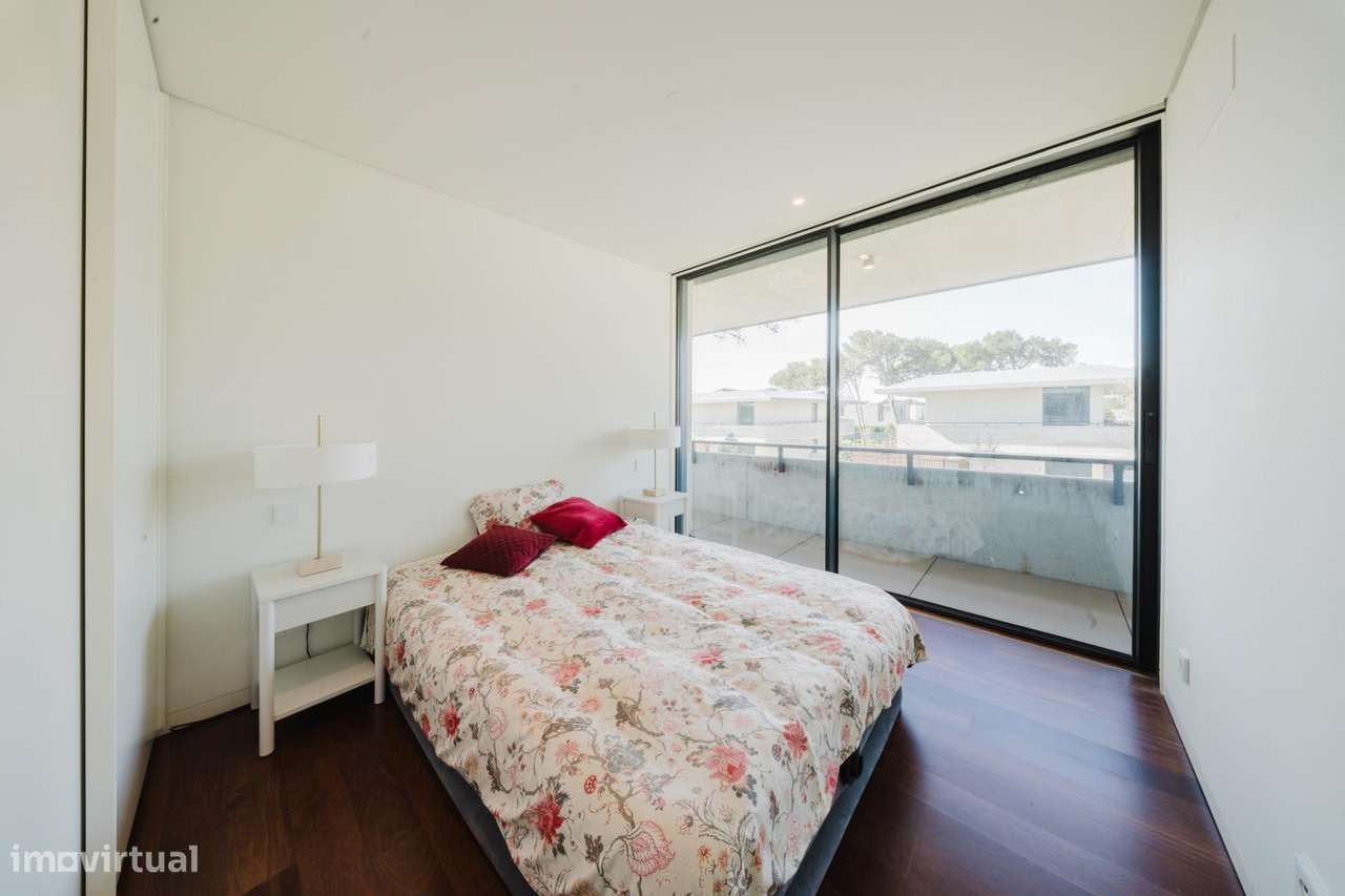 Elegante Moradia T3 no Sandwoods com Piscina Privativa e Jardim-14