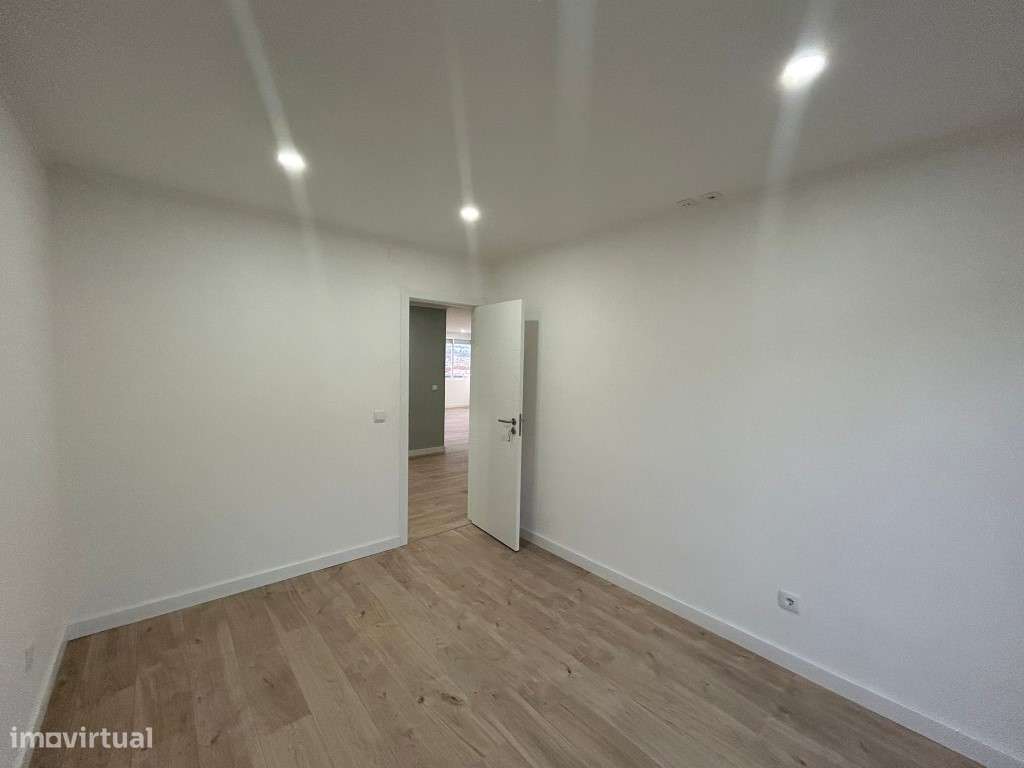 Apartamento T2, em fase de remodelação total, Falgueira-Venda Nova - Grande imagem: 2/6