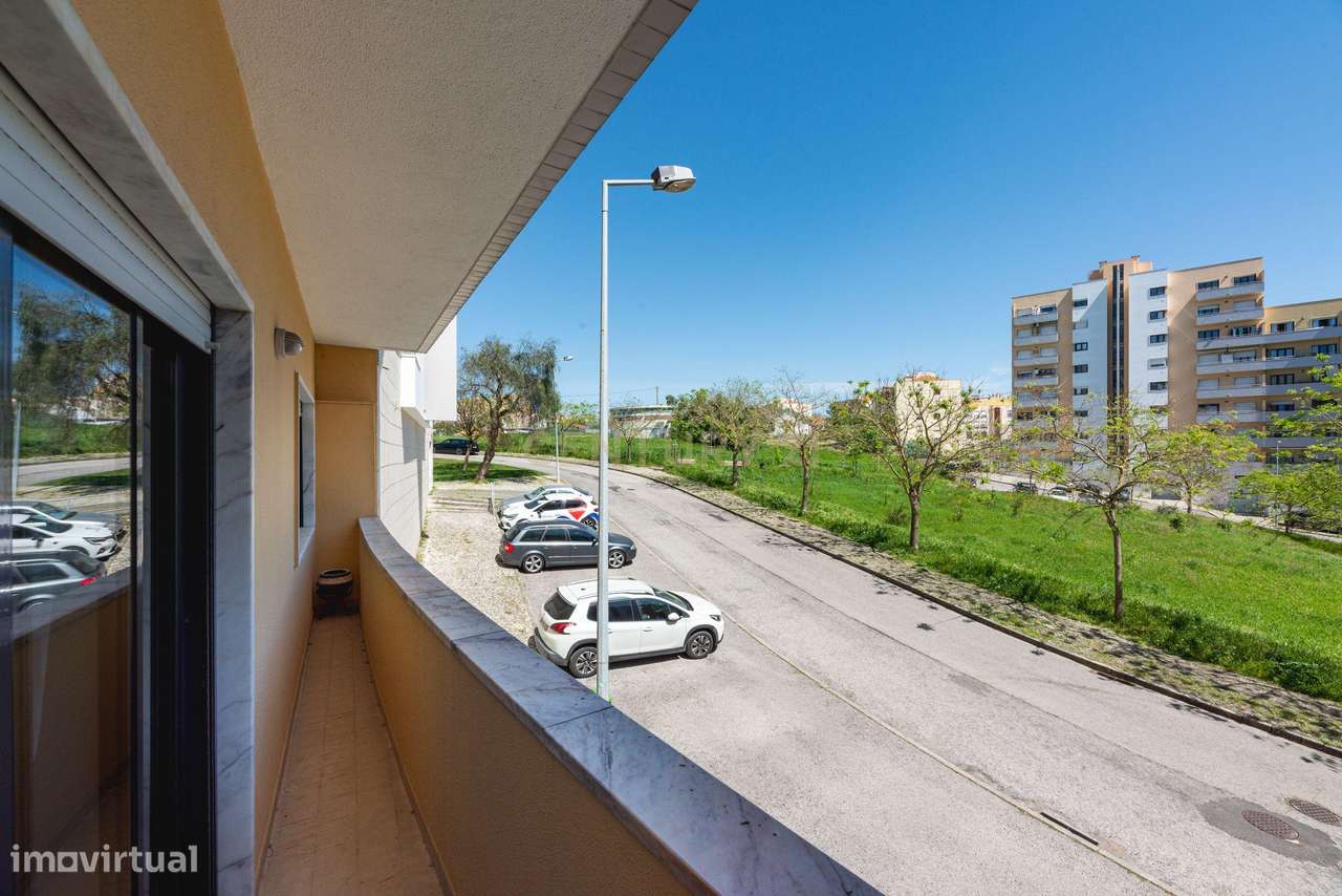 Apartamento T3 | Terraço, Box e Arrecadação | Urbanização da Ribeirada-9