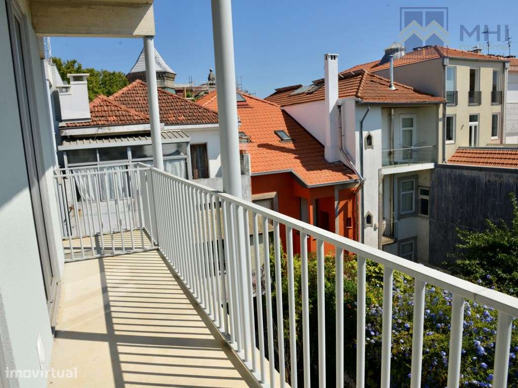 T0 +1 Novo com Varanda e Garagem e excelentes vista à Rua do Bonjar...-28