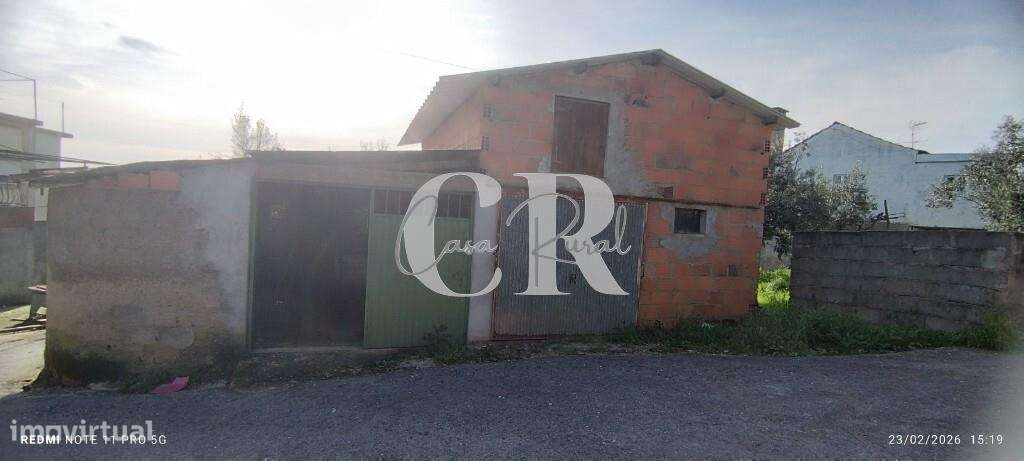 Moradia T3 com vários anexos, terreno e poço-33