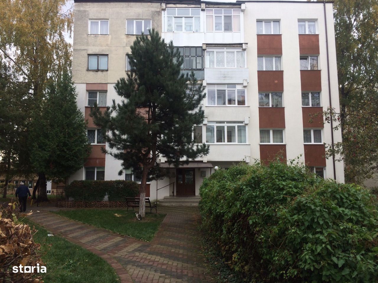 Vând apartament cu trei camere pe strada calea Bucoviei(Hipodrom)