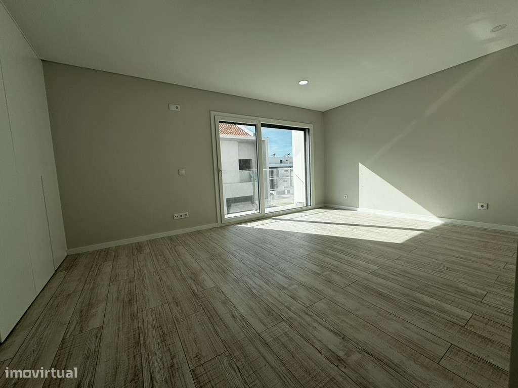 Moradia com 3 Suites, Garagem, Logradouro, Churrasqueira e Piscina-48