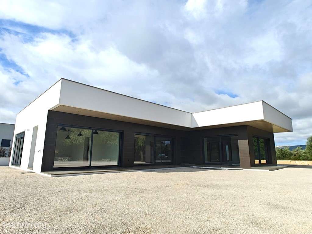 Moradia rodeada pela natureza e com vista para a serra - Grande imagem: 4/35